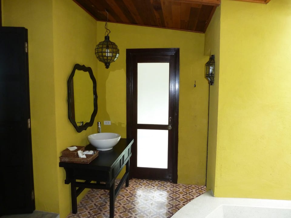 Badezimmer mit zwei Waschbecken Moracea by Khao Lak Resort