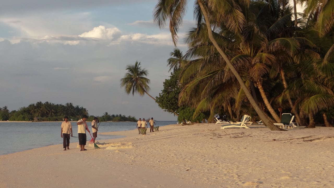 Reinigung am frühen Morgen Meeru Maldives Resort Island