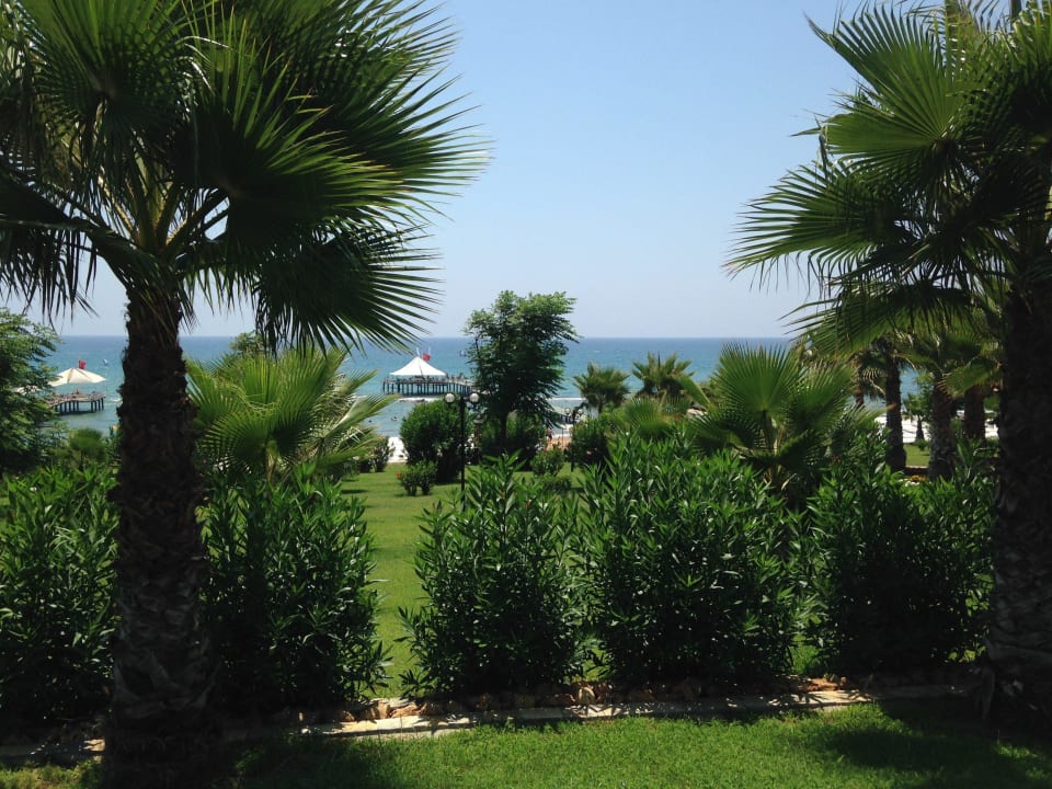 Gartenanlage und Aussicht auf das Meer & den Steg Hotel Turan Prince