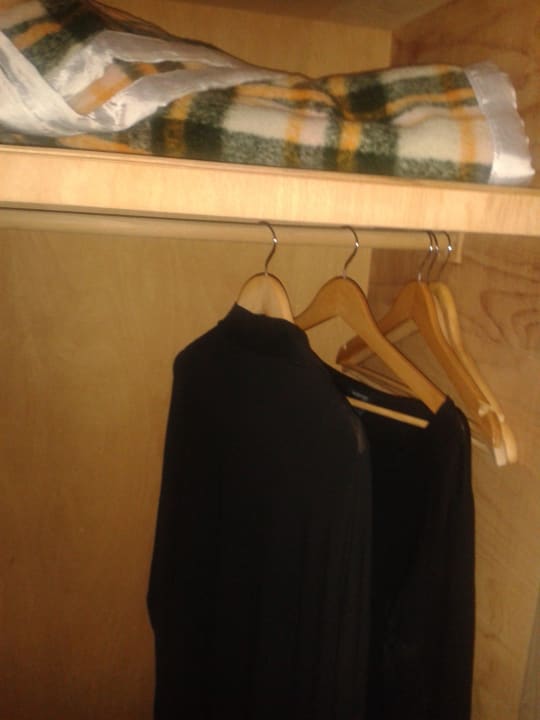 Vier Kleiderbügel bei einem großen Kasten Hotel Villa Stari Dvor