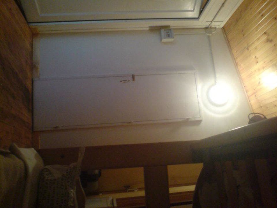 Ein Teil des Zimmers mit Badtüre Hotel Country Club Castelfusano