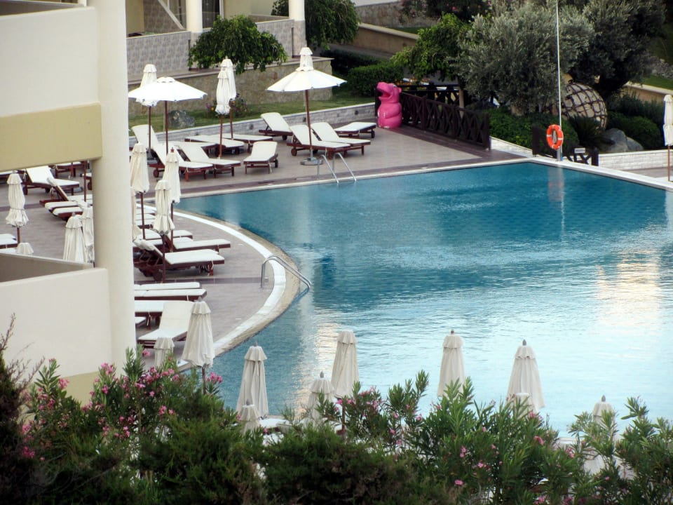 Pool an der Mythos Bar Hotel Kalithea Horizon Royal