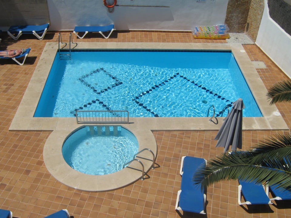 Blick direkt vom zimmer auf den pool Hotel Ses Puntetes