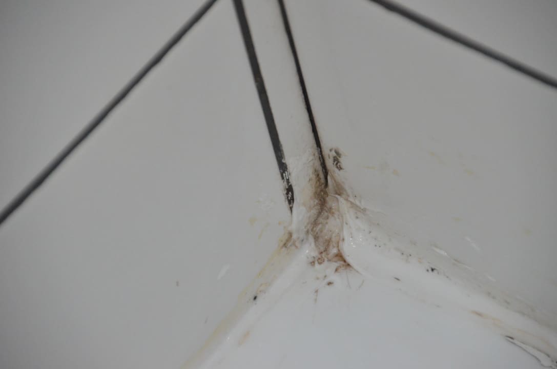 Schimmel in den Ecken des Badezimmers Oz Hotels Incekum Beach