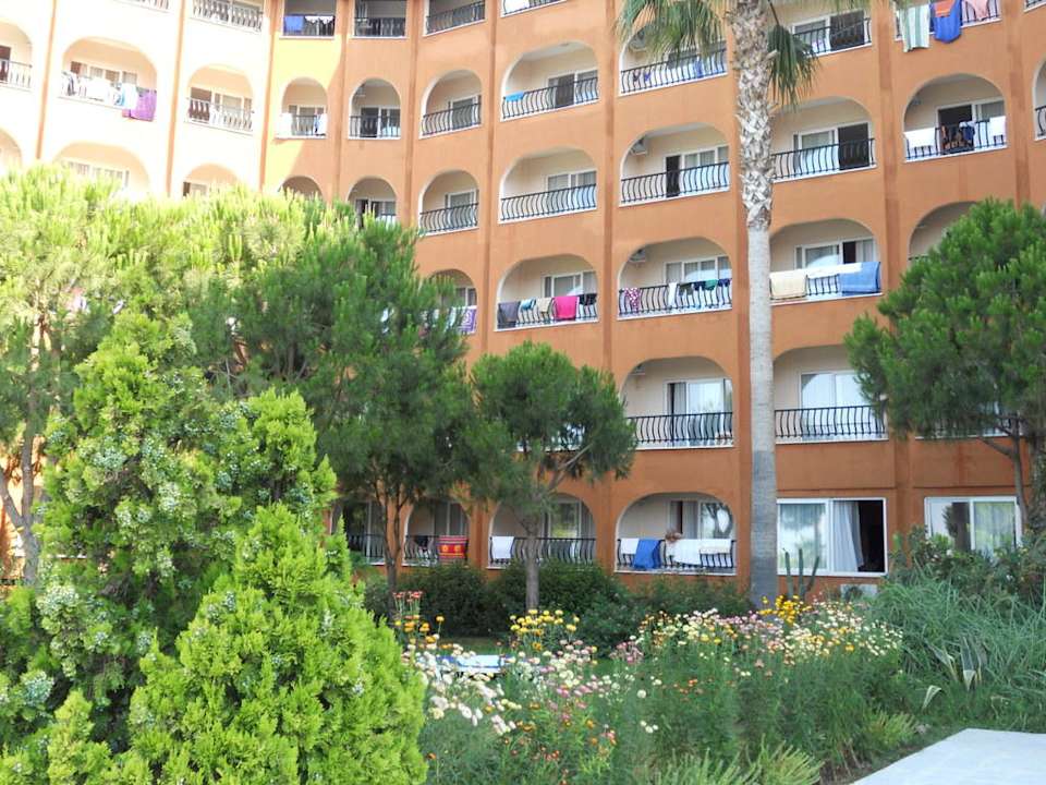 Schön im grünen Club Turtas Beach Hotel