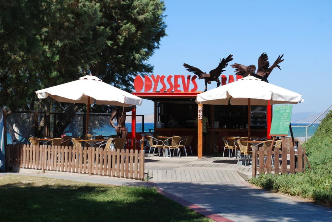 Eine der Hotelbars am Strand  Neptune Luxury Resort