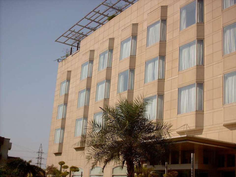 Blick vom Eingang auf die Frontfassade Park Plaza Hotel