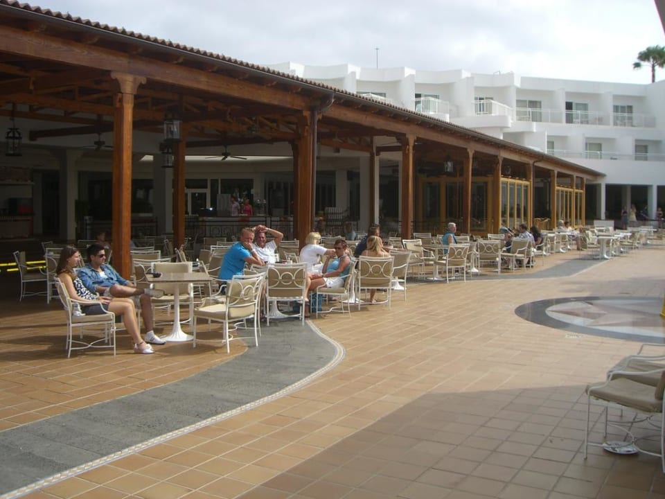Außenterrasse vor der Hauptbar Hotel Riu Paraiso Lanzarote