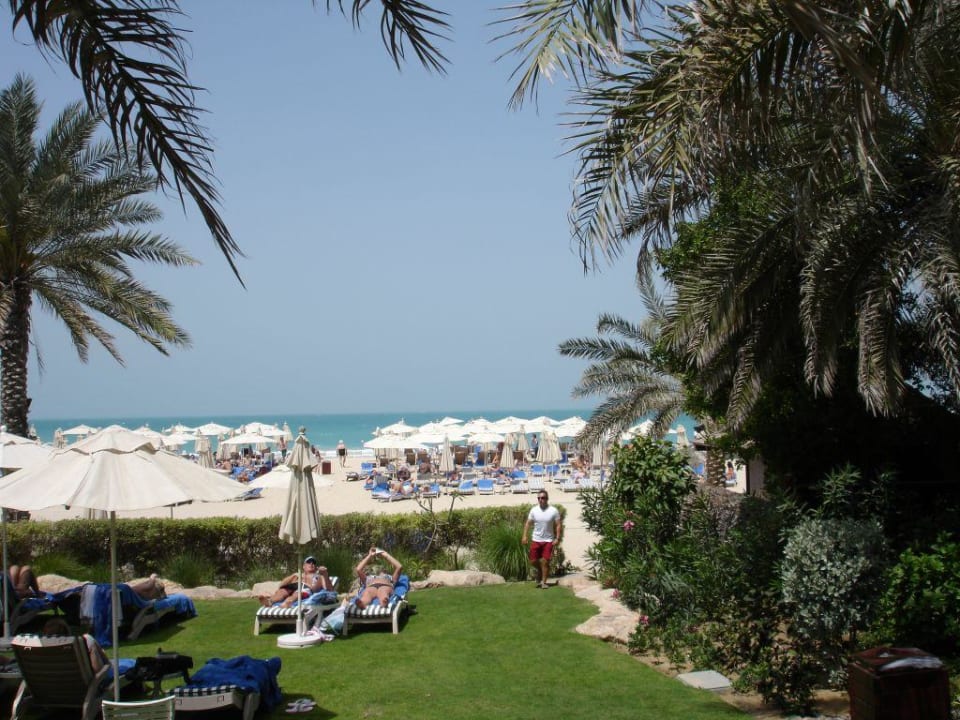 Garten und Strand des Hilton Beach Parks Hilton Dubai Jumeirah