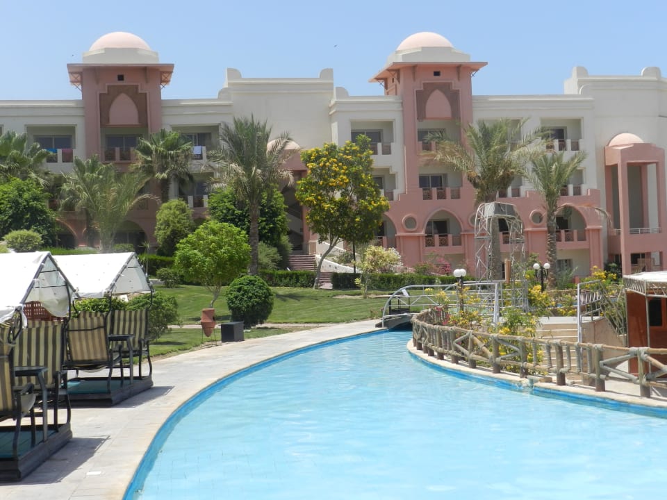 Территория рядом с основным рестораном Serenity Alpha Beach