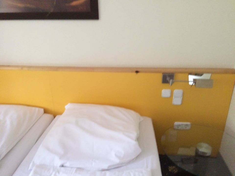 Glastisch als Nachttisch.  Seehof Wessling