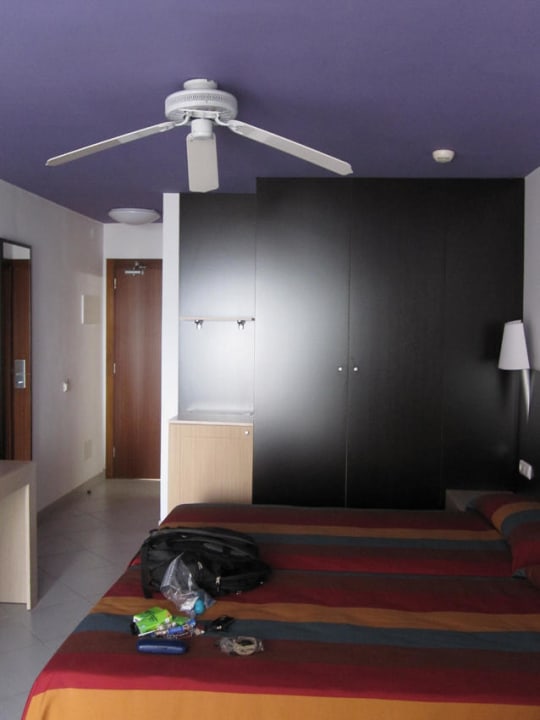 Bett, Schrank, kleiner Kühlschrank SBH Monica Beach Resort