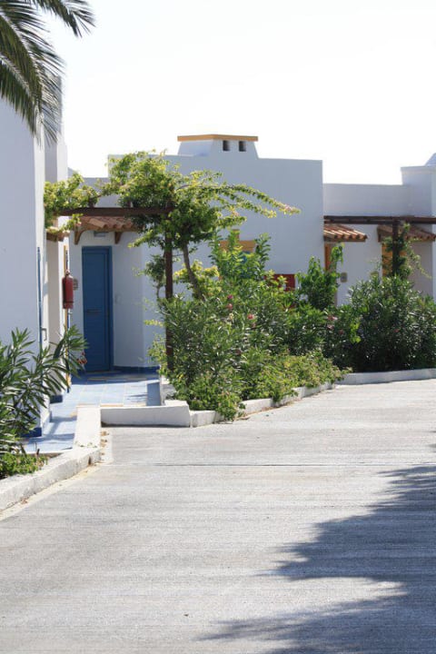 Außenanlage zu den Zimmern Lagas Aegean Village