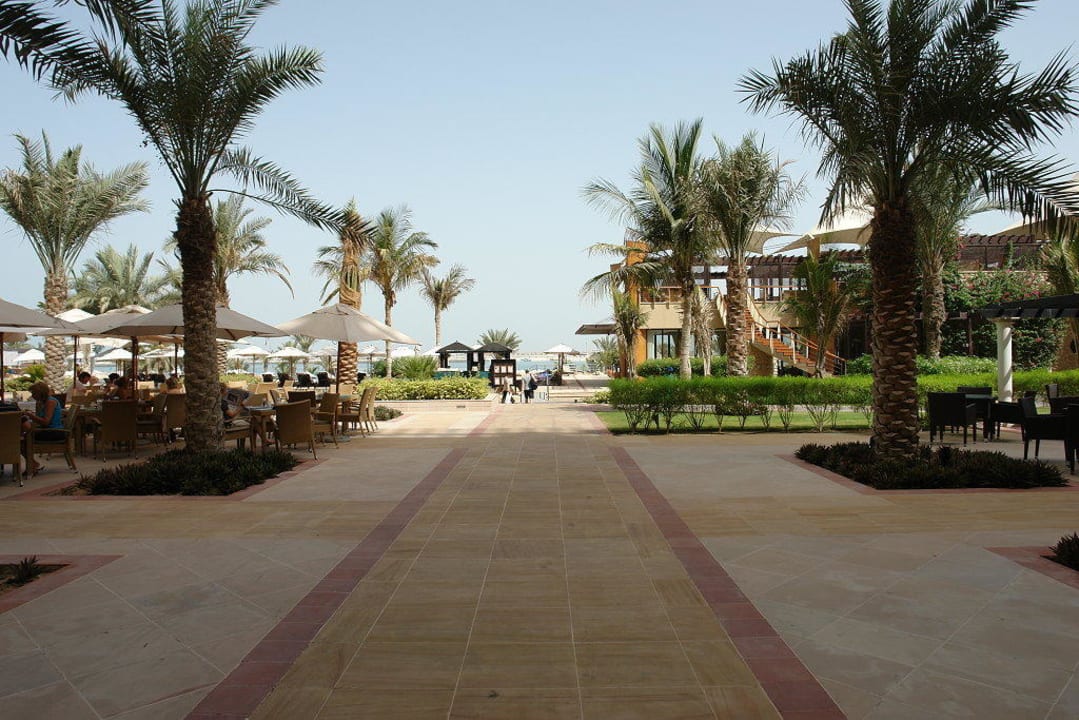 Weg zum Strand The Westin Dubai Mina Seyahi Beach Resort & Marina