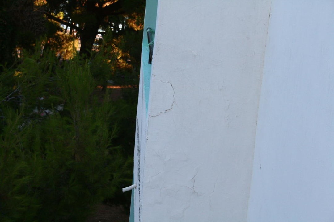 Risse an der Außenwand Rivijera Villen & Dependance Flora & Madera