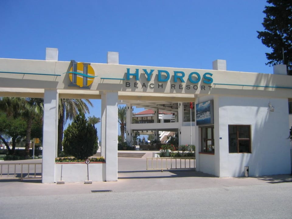 der Eingang des Hotels AQI Hydros Club