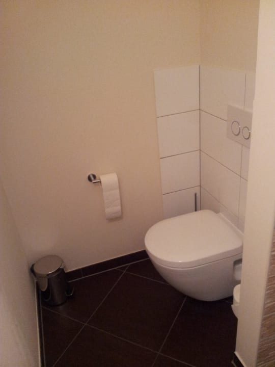 Vom Badezimmer räumlich abgetrenntes WC Tropical Islands Resort