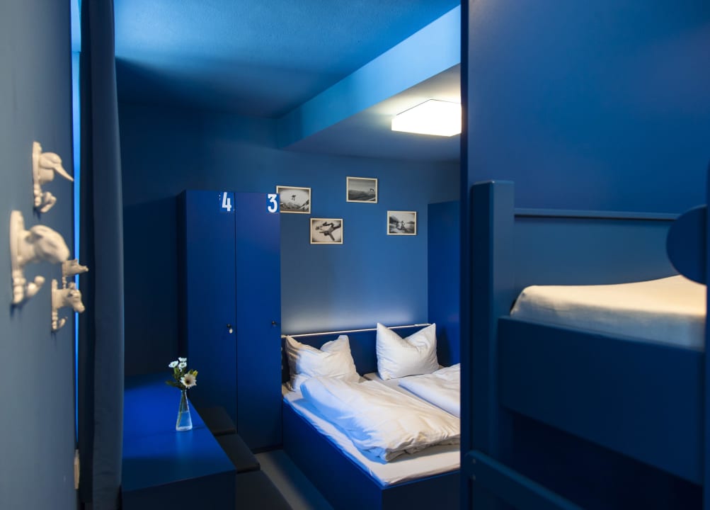 Mehrbettzimmer mit Doppelbett und Hochbett Jugendherberge Oberammergau