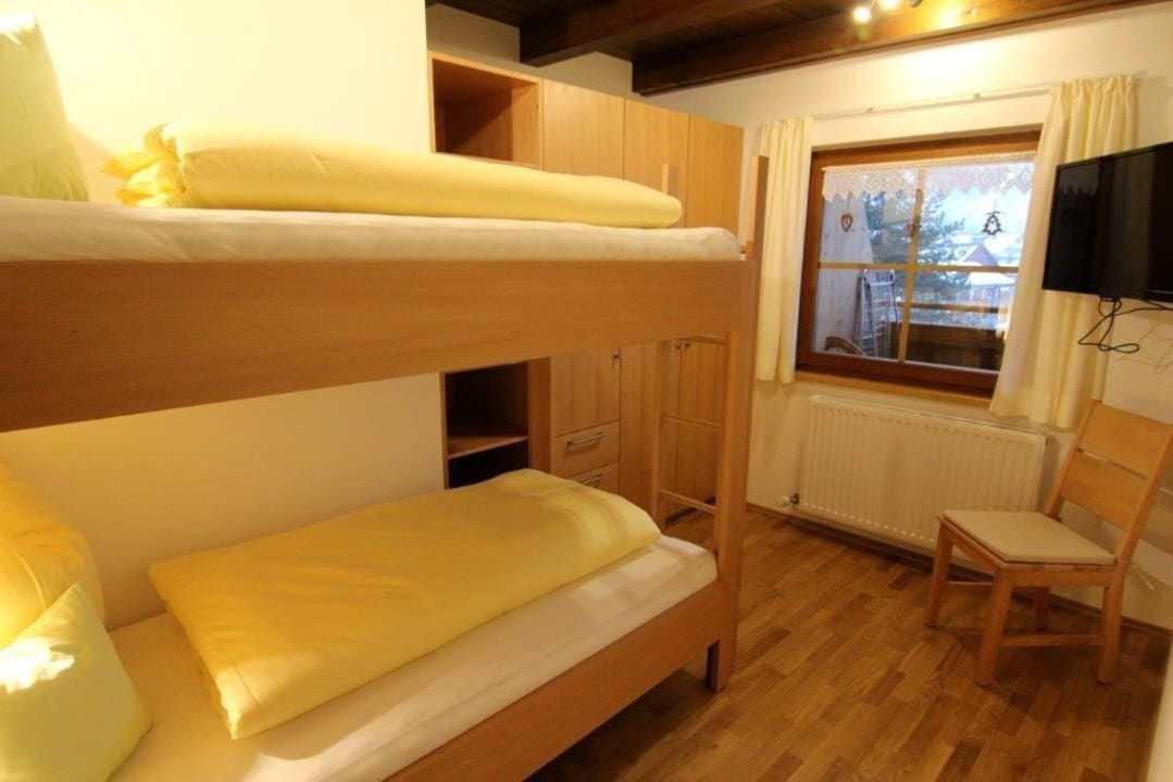 Schlafzimmer mit Stockbett und Kabel TV Apartment Angelika