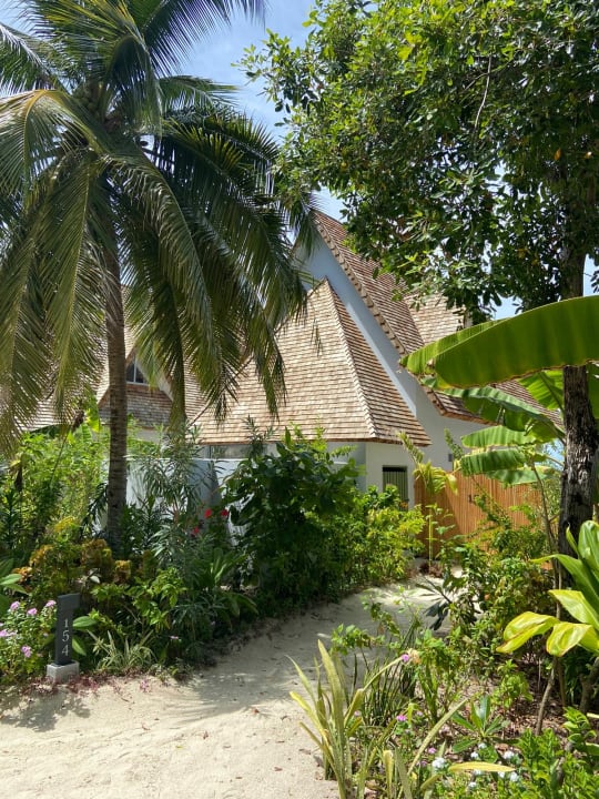 Gartenanlage Outrigger Maldives Maafushivaru Resort