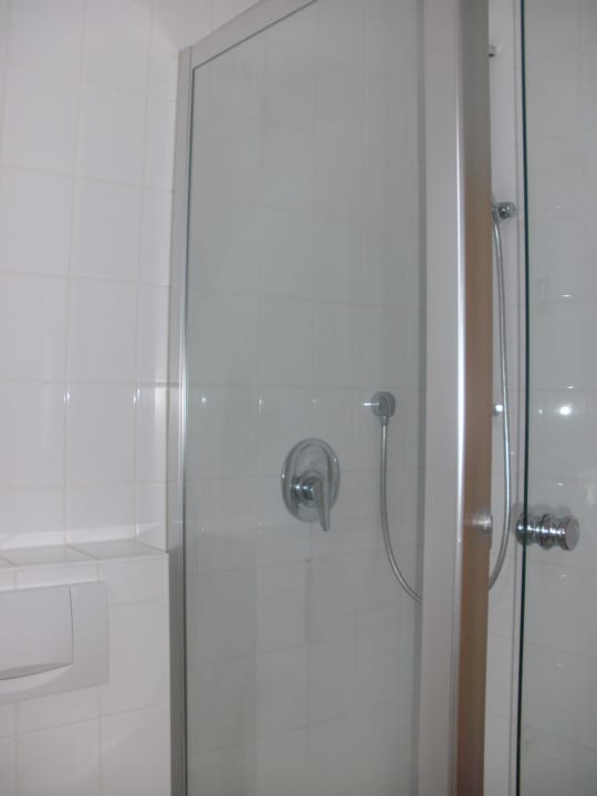 Blick zum Bad mit Dusche im Wohnbereich Precise Resort Rügen