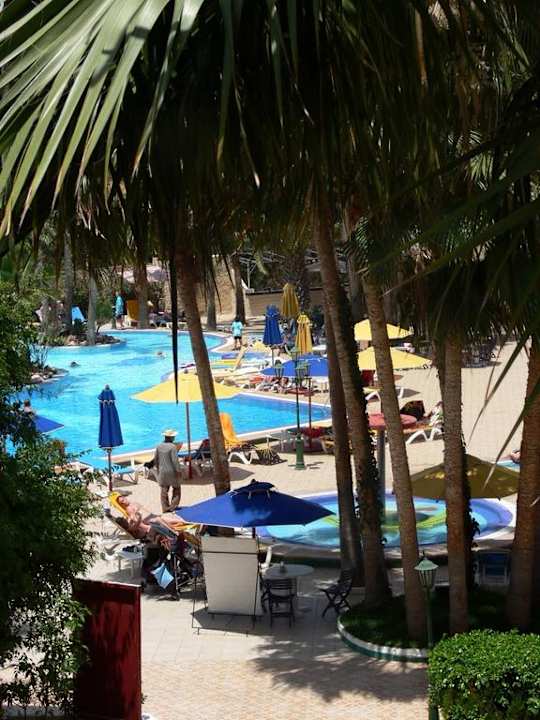 Zejście z jednego z korytaży na basen Hotel Nesrine