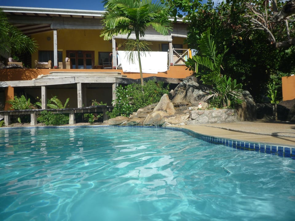 Haupthaus vom Pool aus Hotel Anse Takamaka View