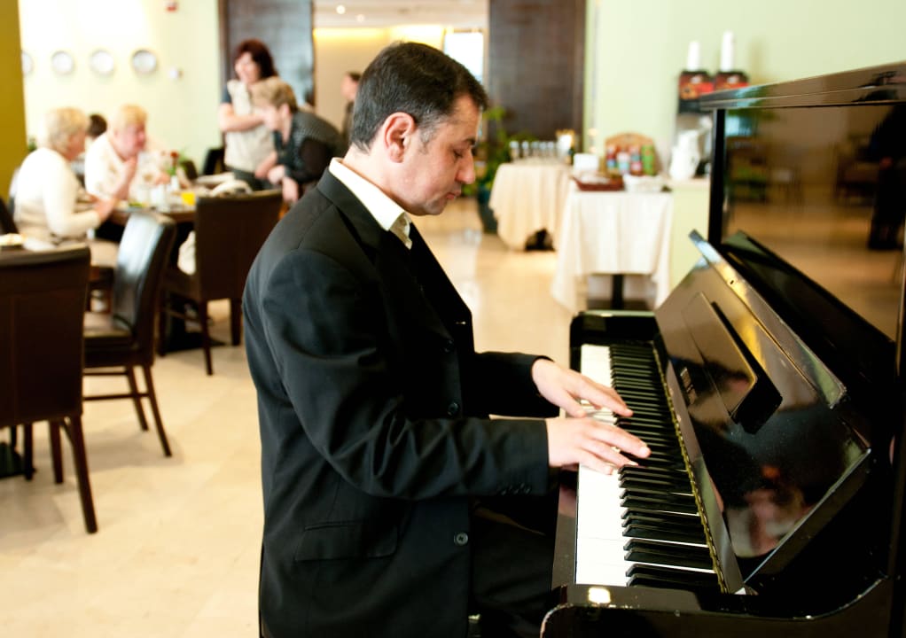 Breakfast DIning room with Champagne and Chopin, Hotel Prima Royale