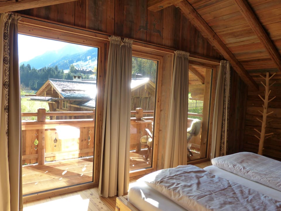 Blick vom Bett im Obergeschoss Chaletdorf Auszeit