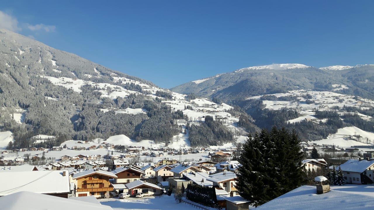 Ausblick Appartement Catrin bis 16 Personen mit Sauna und E-Ladestation