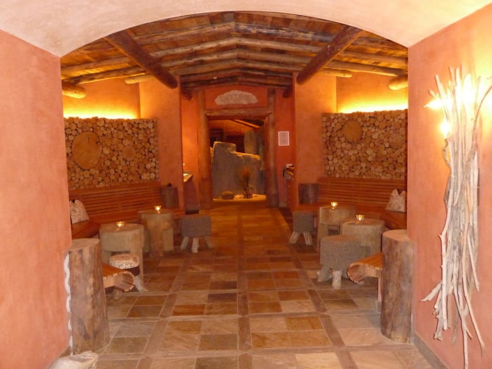 Eingang zum Saunabereich Hotel Alpin Spa Tuxerhof