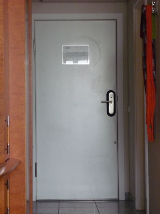 Die Zimmertür war innen schmutzig Hilton Munich Airport