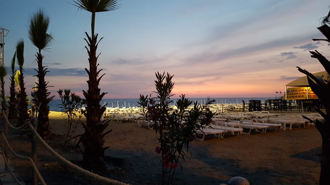 Am Abend der Bereich Sonnenliegen The Lumos Deluxe Resort Hotel