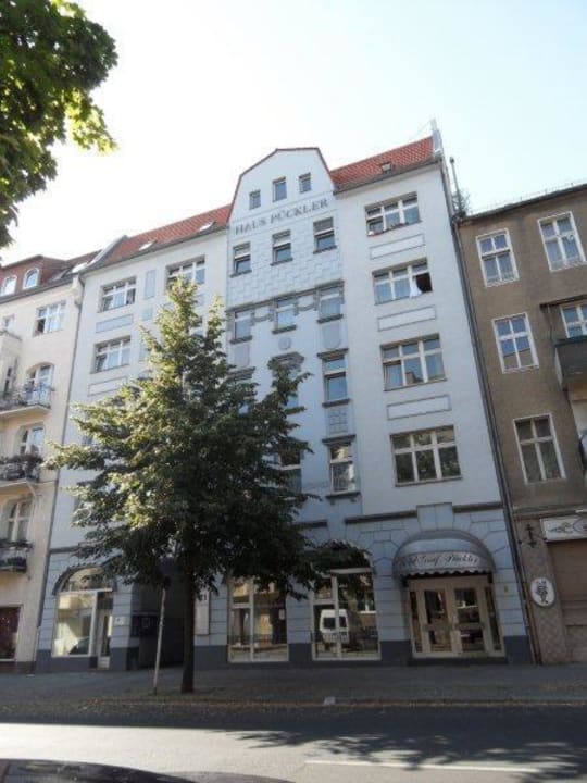 Blick von der anderen Straßenseite Hotel Graf Pückler