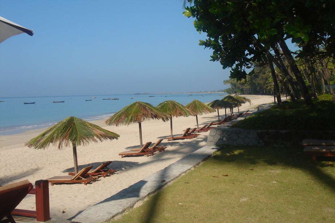 Liegen am Hotelstrand Hotel Amazing Ngapali Resort