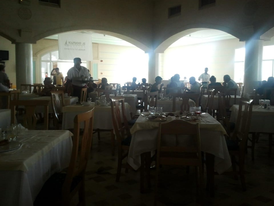 Nicht abgeräumte Tische beim Frühstück Hotel El Mouradi Djerba Menzel