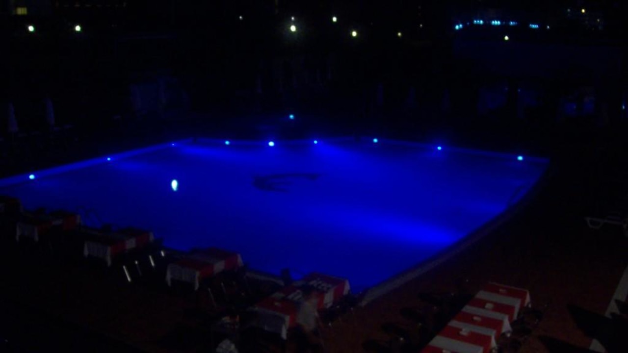 Pool am Abend Hane Family Resort