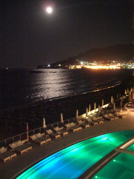 Pool mit Farbenwechsel,Blick auf Städtchen und Mee Hotel Konstantinos Palace