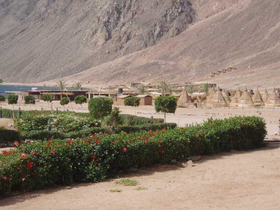 Strand vor der Bergkulisse Happy Life Village