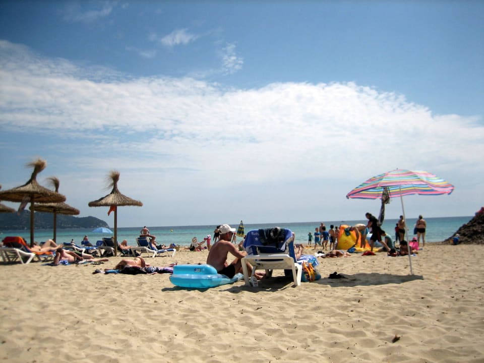 Sauber,Liegen u. Schirme genug, aber teuer Hipotels Bahia Grande