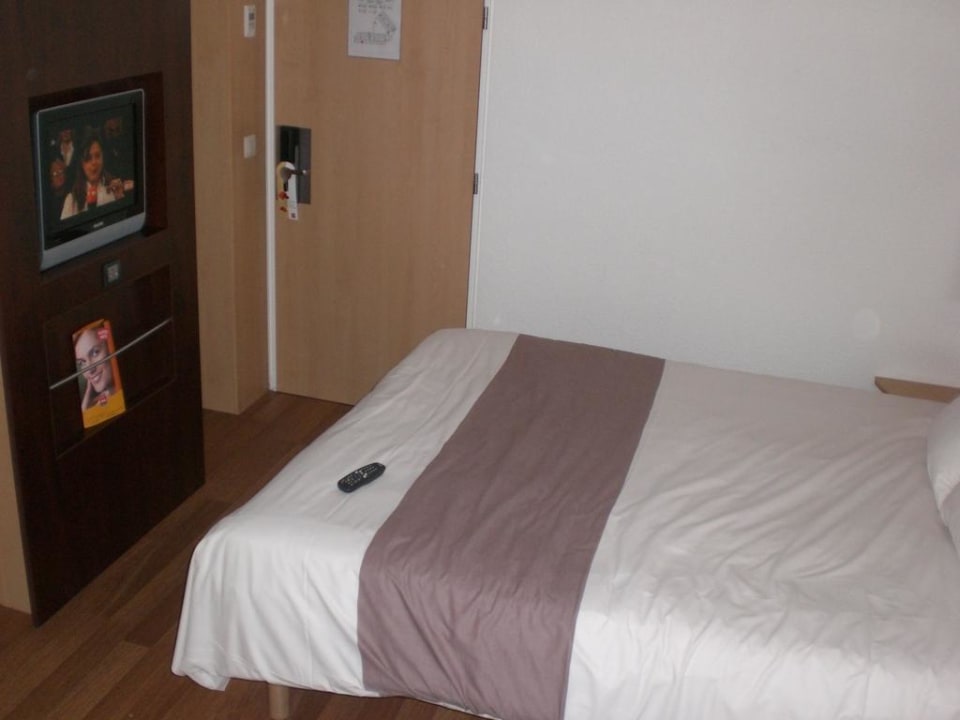 Bett und Fernseher Hotel Ibis Antwerpen Centrum
