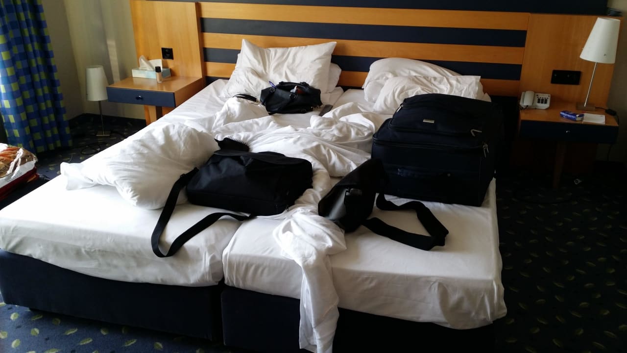 Betten musste man zusammen schieben  Vienna House Easy Berlin