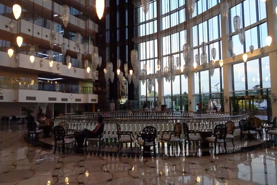 Viel Glas in der Lobby Alan Xafira Deluxe Resort & Spa