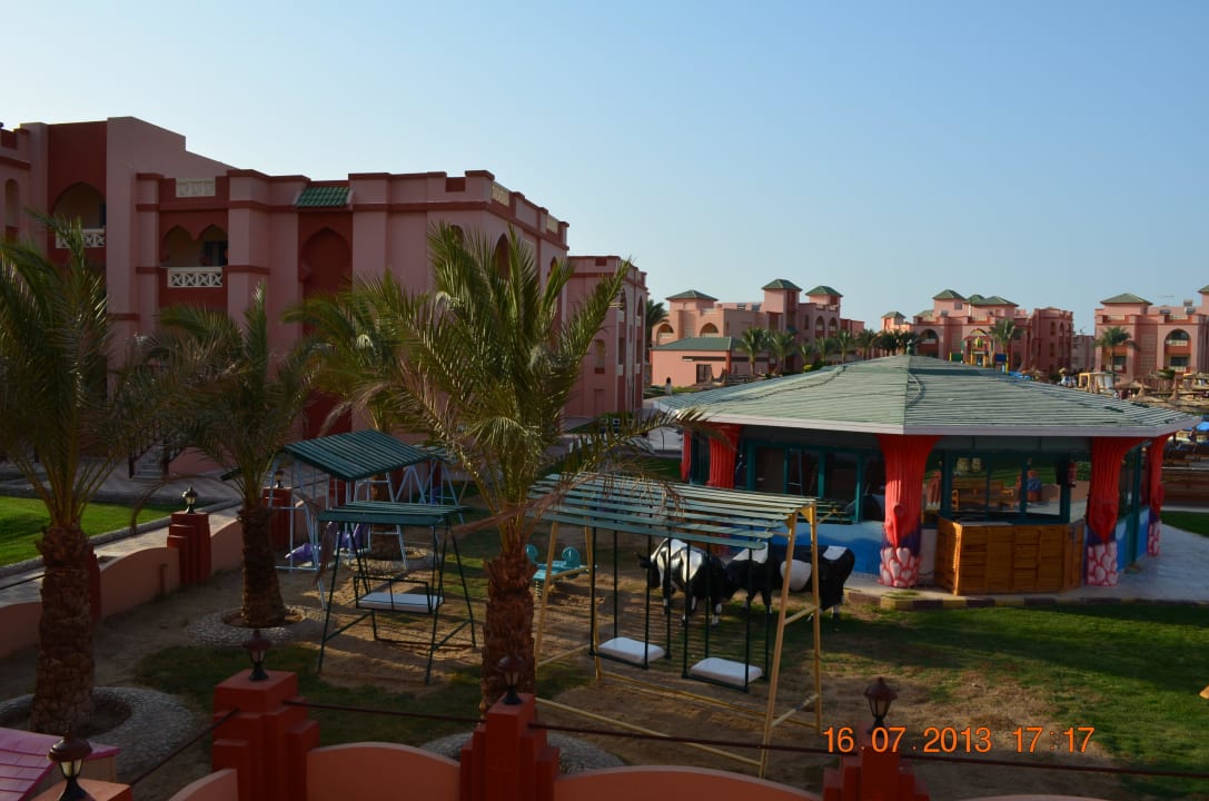 Z pokoju do ogródka i basenu Pickalbatros Aqua Park Resort - Hurghada