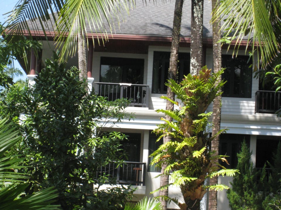 Hotelgebäude - unser Zimmer oben La Flora Khao Lak