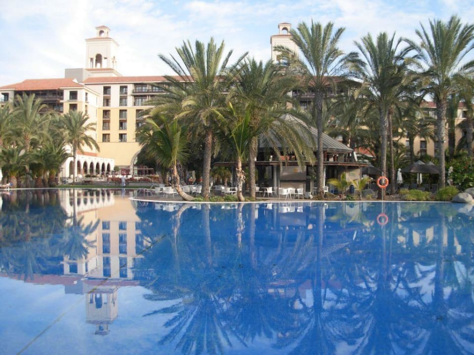 Poolanlage beim Sonnenaufgang Lopesan Costa Meloneras, Resort & Spa