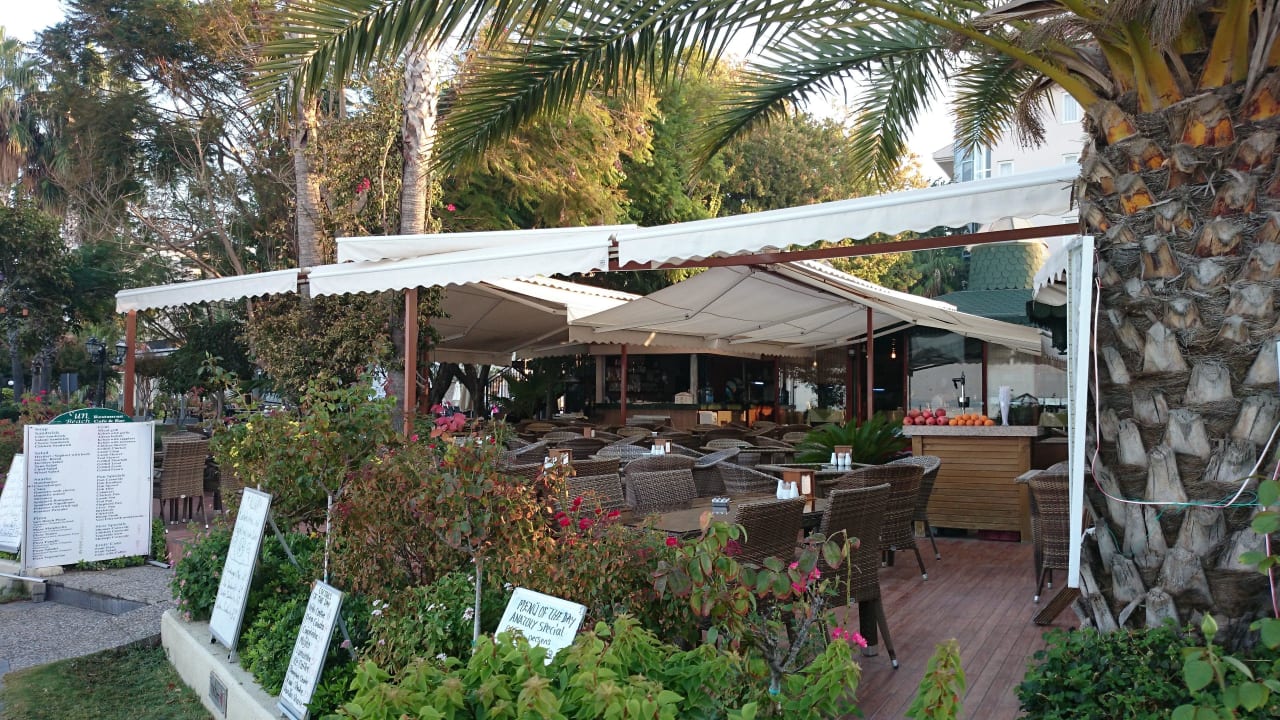 Blick von der Promenade auf die Beachbar.  Side Bay Hotel