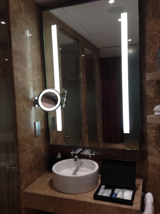 Bathroom Andaz Capital Gate Abu Dhabi - a concept by Hyatt