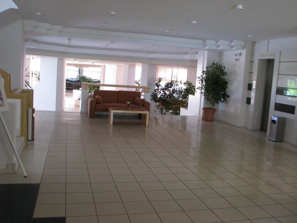 Die Lobby mit Lobbybar im Hintergrund Anissa Beach & Village
