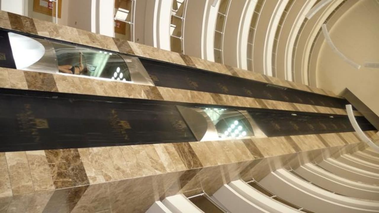 Hauptaufzug in der Lobby Saturn Palace Resort Hotel